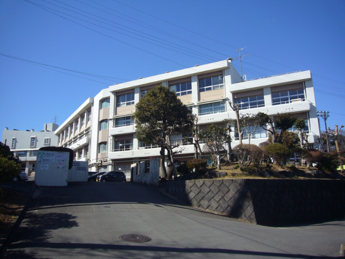 相模が丘中学校　約500ｍ