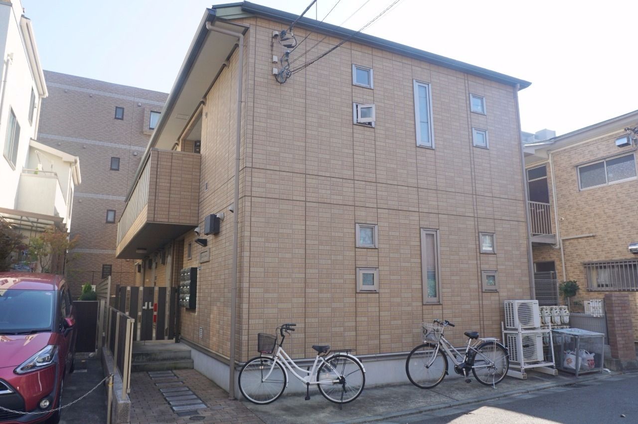 武蔵中原駅徒歩8分の閑静な住宅街に建つアパートです。設備が充実しており、特にオートロックや玄関のディンプルキーのダブルロックなど、防犯面に力を入れております。